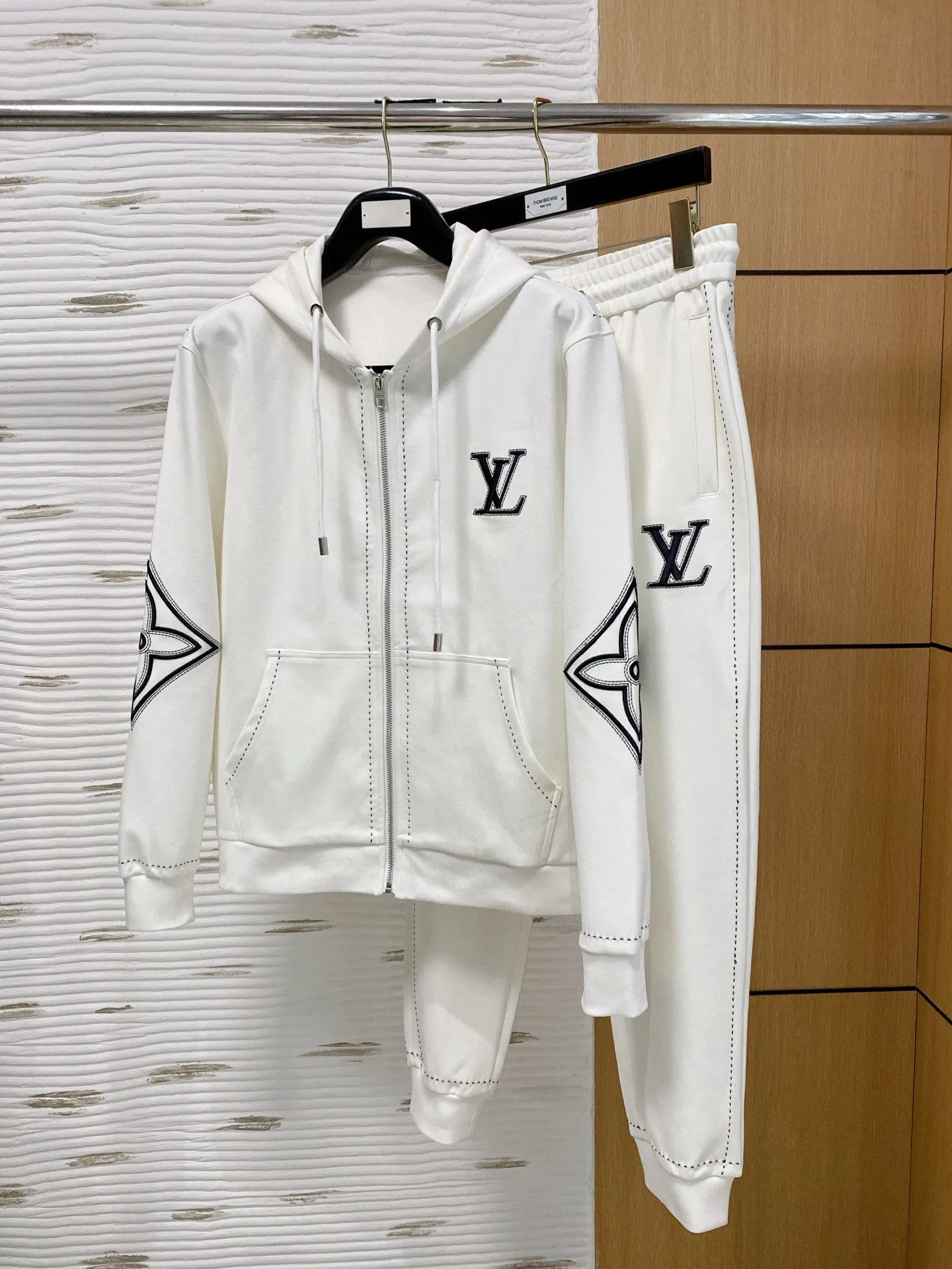 🅿️720 [LV Louis Vuitton] hot-selling suit is coming. Focus on the original version of the official website. 2025 new hot-selling cardigan and sweatshirt suit. The original order is the best. 🇭🇰The meticulous work of top designers. It has a fitting and perfect upper body effect. All-natural high-quality Tencel Roman cotton 100%, close-fitting comfort, noble and elegant! Original hardware embodies elegance and nobility! Counter size: M-3XL (maximum wear up to 190 pounds)
